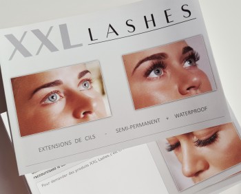 100 uds. folleto de salones "XXL Lashes extensiones de pestañas" (A6, alto brillo, 6 páginas) - francés