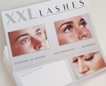100 uds. folleto de salones "XXL Lashes extensiones de pestañas" (A6, alto brillo, 6 páginas) - español
